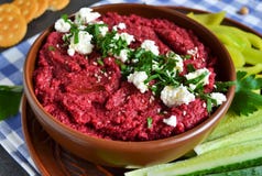 Ορεκτικό chickpeas - hummus με τα παντζάρια, λαχανικά στοκ εικόνες Ορεκτικό chickpeas - hummus με τα παντζάρια, λαχανικά στοκ εικόνες