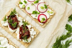 Ορεκτικό από το τυρί αιγών σε χαρτί για ένα άσπρο ξύλινο υπόβαθρο Τυρί εξοχικών σπιτιών, ραδίκι, τυρί, ξηραμένες από τον ήλιο ντο στοκ εικόνα Ορεκτικό από το τυρί αιγών σε χαρτί για ένα άσπρο ξύλινο υπόβαθρο Τυρί εξοχικών σπιτιών, ραδίκι, τυρί, ξηραμένες από τον ήλιο ντο στοκ εικόνα