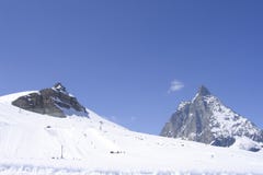 Ορμητικό Matterhorn τοποθετεί ελβετικές Άλπεις μιας στις ηλιόλουστες ημέρας στοκ φωτογραφία Ορμητικό Matterhorn τοποθετεί ελβετικές Άλπεις μιας στις ηλιόλουστες ημέρας στοκ φωτογραφία
