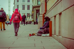 ΟΣΛΟ, ΝΟΡΒΗΓΙΑΣ - 26 ΜΑΡΤΙΟΥ, 2018: Υπαίθρια άποψη των μη αναγνωρισμένων ανθρώπων που περπατούν κοντά σε μια άστεγη συνεδρίαση ατ στοκ φωτογραφίες με δικαίωμα ελεύθερης χρήσης ΟΣΛΟ, ΝΟΡΒΗΓΙΑΣ - 26 ΜΑΡΤΙΟΥ, 2018: Υπαίθρια άποψη των μη αναγνωρισμένων ανθρώπων που περπατούν κοντά σε μια άστεγη συνεδρίαση ατ στοκ φωτογραφίες με δικαίωμα ελεύθερης χρήσης