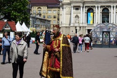 Ουκρανία, Lviv - το Μάιο του 2019: Ένα άτομο στο κοστούμι καρναβαλιού του βασιλιά Danylo Galitsky στοκ εικόνες με δικαίωμα ελεύθερης χρήσης Ουκρανία, Lviv - το Μάιο του 2019: Ένα άτομο στο κοστούμι καρναβαλιού του βασιλιά Danylo Galitsky στοκ εικόνες με δικαίωμα ελεύθερης χρήσης