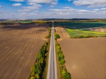 Ουκρανικό lanscape τομέων επαρχίας φθινοπώρου ευρύ εναέριο με clo στοκ φωτογραφίες Ουκρανικό lanscape τομέων επαρχίας φθινοπώρου ευρύ εναέριο με clo στοκ φωτογραφίες