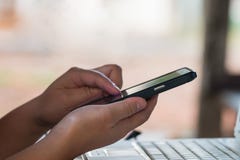 Πλάγια όψη που πυροβολείται των χεριών που χρησιμοποιούν το έξυπνο τηλέφωνο στοκ εικόνες Πλάγια όψη που πυροβολείται των χεριών που χρησιμοποιούν το έξυπνο τηλέφωνο στοκ εικόνες