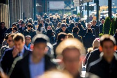 Πλήθος των ανθρώπων που περπατούν στο πεζοδρόμιο οδών στοκ εικόνες με δικαίωμα ελεύθερης χρήσης Πλήθος των ανθρώπων που περπατούν στο πεζοδρόμιο οδών στοκ εικόνες με δικαίωμα ελεύθερης χρήσης