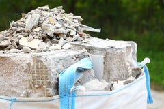 Πλήρεις τσάντες ερειπίων συντριμμιών αποβλήτων κατασκευής Στοκ φωτογραφία με δικαίωμα ελεύθερης χρήσης Πλήρεις τσάντες ερειπίων συντριμμιών αποβλήτων κατασκευής Στοκ φωτογραφία με δικαίωμα ελεύθερης χρήσης