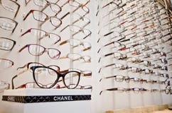 Πλαίσια της Chanel στην επίδειξη στοκ εικόνα με δικαίωμα ελεύθερης χρήσης Πλαίσια της Chanel στην επίδειξη στοκ εικόνα με δικαίωμα ελεύθερης χρήσης