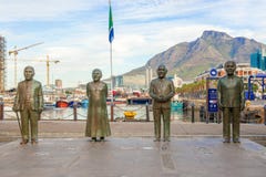 Πλατεία Νόμπελ στην προκυμαία στο Καίηπ Τάουν με τα τέσσερα αγάλματα στοκ φωτογραφία με δικαίωμα ελεύθερης χρήσης Πλατεία Νόμπελ στην προκυμαία στο Καίηπ Τάουν με τα τέσσερα αγάλματα στοκ φωτογραφία με δικαίωμα ελεύθερης χρήσης