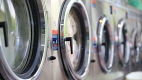 Πλυντήρια στο χρωματισμένο πλυσίματα ιματισμό πλυντηρίων, και φύλλα Πλυντήρια στο χρωματισμένο πλυσίματα ιματισμό πλυντηρίων, και φύλλα