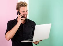Πάντα on-line Οι συσκευές κρατούν το άτομο σε απευθείας σύνδεση Κινητά οφέλη Διαδικτύου Η κινητή κάλυψη βοηθά να είναι πάντα στην Στοκ φωτογραφίες με δικαίωμα ελεύθερης χρήσης Πάντα on-line Οι συσκευές κρατούν το άτομο σε απευθείας σύνδεση Κινητά οφέλη Διαδικτύου Η κινητή κάλυψη βοηθά να είναι πάντα στην Στοκ φωτογραφίες με δικαίωμα ελεύθερης χρήσης