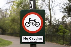 Λονδίνο, Μεγάλη Βρετανία Πάρκο Battersea Κανένα σημάδι ανακύκλωσης στο πάρκο στοκ εικόνα με δικαίωμα ελεύθερης χρήσης Λονδίνο, Μεγάλη Βρετανία Πάρκο Battersea Κανένα σημάδι ανακύκλωσης στο πάρκο στοκ εικόνα με δικαίωμα ελεύθερης χρήσης