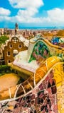 πάρκο της Βαρκελώνης guell Τοίχος μωσαϊκών και σπίτι μελοψωμάτων στοκ εικόνες πάρκο της Βαρκελώνης guell Τοίχος μωσαϊκών και σπίτι μελοψωμάτων στοκ εικόνες
