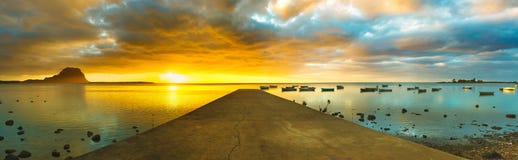 πέρα από το ηλιοβασίλεμα &theta LE Morn Βραβάνδη στο υπόβαθρο πανόραμα στοκ φωτογραφίες πέρα από το ηλιοβασίλεμα &theta LE Morn Βραβάνδη στο υπόβαθρο πανόραμα στοκ φωτογραφίες