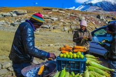Πέρασμα Rohtang, Manali, τον Απρίλιο του 2018 της Ινδίας - ένας πωλητής πωλεί ψημένο ομο στοκ εικόνα Πέρασμα Rohtang, Manali, τον Απρίλιο του 2018 της Ινδίας - ένας πωλητής πωλεί ψημένο ομο στοκ εικόνα