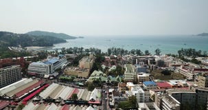 Πέταγμα πέρα από την πόλη Patong Μήκος σε πόδηα κηφήνων Άποψη των χρωματισμένων σπιτιών απόθεμα βίντεο Πέταγμα πέρα από την πόλη Patong Μήκος σε πόδηα κηφήνων Άποψη των χρωματισμένων σπιτιών απόθεμα βίντεο