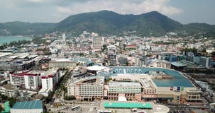Πέταγμα πέρα από την πόλη Patong Μήκος σε πόδηα κηφήνων Άποψη των χρωματισμένων σπιτιών απόθεμα βίντεο Πέταγμα πέρα από την πόλη Patong Μήκος σε πόδηα κηφήνων Άποψη των χρωματισμένων σπιτιών απόθεμα βίντεο