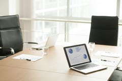 Πίνακας διασκέψεων χωρίς τους ανθρώπους και στατιστικές όσον αφορά την οθόνη lap-top στοκ φωτογραφία Πίνακας διασκέψεων χωρίς τους ανθρώπους και στατιστικές όσον αφορά την οθόνη lap-top στοκ φωτογραφία