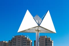 Πίνακας διαφημίσεων τριγώνων ή αφίσα διαφήμισης με το υπόβαθρο πόλεων και μπλε ουρανού στοκ εικόνες Πίνακας διαφημίσεων τριγώνων ή αφίσα διαφήμισης με το υπόβαθρο πόλεων και μπλε ουρανού στοκ εικόνες