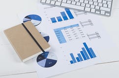 Πίνακας εργασίας με την επιχειρησιακή γραφική παράσταση και ένα πληκτρολόγιο υπολογιστών στοκ φωτογραφίες με δικαίωμα ελεύθερης χρήσης Πίνακας εργασίας με την επιχειρησιακή γραφική παράσταση και ένα πληκτρολόγιο υπολογιστών στοκ φωτογραφίες με δικαίωμα ελεύθερης χρήσης