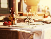 Πίνακας εστιατορίων στο ηλιοβασίλεμα στοκ φωτογραφία Πίνακας εστιατορίων στο ηλιοβασίλεμα στοκ φωτογραφία