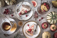 Πίνακας με τα φορτία του τσαγιού, των κέικ, cupcakes, των επιδορπίων, των φρούτων, των λουλουδιών και των αρχαίων κουταλιών και ε στοκ εικόνα Πίνακας με τα φορτία του τσαγιού, των κέικ, cupcakes, των επιδορπίων, των φρούτων, των λουλουδιών και των αρχαίων κουταλιών και ε στοκ εικόνα