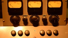 Πίνακες μουσικής με την ηλεκτρονική εξογκωμάτων στοκ φωτογραφίες Πίνακες μουσικής με την ηλεκτρονική εξογκωμάτων στοκ φωτογραφίες