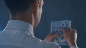 Πίσω άποψη του επιχειρηματία στο άσπρο πουκάμισο που μετρά τους αμερικανικούς λογαριασμούς Μετρώντας χρήματα ατόμων, έννοια κέρδο φιλμ μικρού μήκους Πίσω άποψη του επιχειρηματία στο άσπρο πουκάμισο που μετρά τους αμερικανικούς λογαριασμούς Μετρώντας χρήματα ατόμων, έννοια κέρδο φιλμ μικρού μήκους