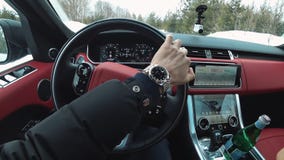 Πίσω από τη ρόδα του αγαπημένου Range Rover σας, άποψη από το σαλόνι στοκ εικόνες Πίσω από τη ρόδα του αγαπημένου Range Rover σας, άποψη από το σαλόνι στοκ εικόνες