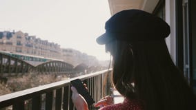 Πίσω κινηματογράφηση σε πρώτο πλάνο άποψης, ευτυχής όμορφη δημιουργική εργαζόμενη γυναίκα που χρησιμοποιεί το smartphone στο ειδυ φιλμ μικρού μήκους Πίσω κινηματογράφηση σε πρώτο πλάνο άποψης, ευτυχής όμορφη δημιουργική εργαζόμενη γυναίκα που χρησιμοποιεί το smartphone στο ειδυ φιλμ μικρού μήκους