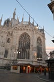 Πίσω πλευρά Duomo και περίπτερα της αγοράς Χριστουγέννων σε Duomo νωρίς το πρωί στοκ εικόνα Πίσω πλευρά Duomo και περίπτερα της αγοράς Χριστουγέννων σε Duomo νωρίς το πρωί στοκ εικόνα