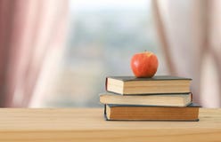 πίσω σχολείο έννοιας σωρός των βιβλίων πέρα από το ξύλινο γραφείο μπροστά από το ελαφρύ παράθυρο ημέρας Στοκ Εικόνα πίσω σχολείο έννοιας σωρός των βιβλίων πέρα από το ξύλινο γραφείο μπροστά από το ελαφρύ παράθυρο ημέρας Στοκ Εικόνα