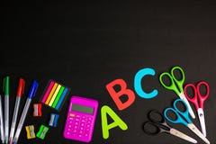 πίσω σχολείο ανασκόπησης Σχολικές προμήθειες στον πίνακα κιμωλίας στοκ εικόνες με δικαίωμα ελεύθερης χρήσης πίσω σχολείο ανασκόπησης Σχολικές προμήθειες στον πίνακα κιμωλίας στοκ εικόνες με δικαίωμα ελεύθερης χρήσης