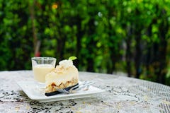 Πίτα Banoffee με τη σάλτσα καραμέλας, πράσινο υπόβαθρο κήπων στοκ εικόνες με δικαίωμα ελεύθερης χρήσης Πίτα Banoffee με τη σάλτσα καραμέλας, πράσινο υπόβαθρο κήπων στοκ εικόνες με δικαίωμα ελεύθερης χρήσης
