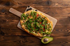 Πίτσα με τα θαλασσινά και arugula σε ένα ξύλινο υπόβαθρο στοκ εικόνες Πίτσα με τα θαλασσινά και arugula σε ένα ξύλινο υπόβαθρο στοκ εικόνες