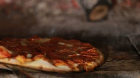 Πίτσα που περιστρέφεται και που μαγειρεύει στο φούρνο τούβλου φιλμ μικρού μήκους Πίτσα που περιστρέφεται και που μαγειρεύει στο φούρνο τούβλου φιλμ μικρού μήκους