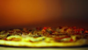 Πίτσα που ψεκάζεται με τα ιταλικά καρυκεύματα Πίτσα που ψεκάζεται με τα ιταλικά καρυκεύματα