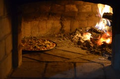 Πίτσα στο φούρνο στοκ εικόνες Πίτσα στο φούρνο στοκ εικόνες