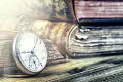 Παλαιά βιβλία και παλαιά ρολόγια Στοκ εικόνα με δικαίωμα ελεύθερης χρήσης Παλαιά βιβλία και παλαιά ρολόγια Στοκ εικόνα με δικαίωμα ελεύθερης χρήσης