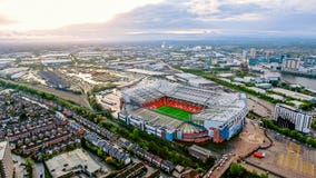 Παλαιό Trafford είναι ένα γήπεδο ποδοσφαίρου μεγαλύτερο Μάντσεστερ Αγγλία και το σπίτι της Manchester United Εναέρια άποψη του ει Στοκ φωτογραφίες με δικαίωμα ελεύθερης χρήσης Παλαιό Trafford είναι ένα γήπεδο ποδοσφαίρου μεγαλύτερο Μάντσεστερ Αγγλία και το σπίτι της Manchester United Εναέρια άποψη του ει Στοκ φωτογραφίες με δικαίωμα ελεύθερης χρήσης