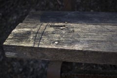 Παλαιό ξύλινο σκαλοπάτι με τα σκουριασμένα καρφιά κάτω από το φως του ήλιου άνοιξη στοκ φωτογραφία με δικαίωμα ελεύθερης χρήσης Παλαιό ξύλινο σκαλοπάτι με τα σκουριασμένα καρφιά κάτω από το φως του ήλιου άνοιξη στοκ φωτογραφία με δικαίωμα ελεύθερης χρήσης