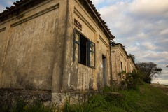 Παλαιό σπίτι στις καταστροφές, την κάπως μυστήρια και συχνασμένη θέση στοκ εικόνες Παλαιό σπίτι στις καταστροφές, την κάπως μυστήρια και συχνασμένη θέση στοκ εικόνες