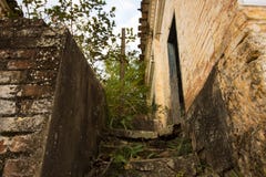 Παλαιό σπίτι στις καταστροφές, την κάπως μυστήρια και συχνασμένη θέση στοκ εικόνα Παλαιό σπίτι στις καταστροφές, την κάπως μυστήρια και συχνασμένη θέση στοκ εικόνα