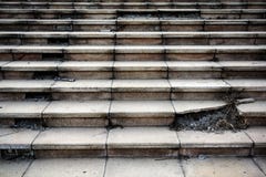 Παλαιό σπασμένο συγκεκριμένο βήμα σκαλών στοκ εικόνα με δικαίωμα ελεύθερης χρήσης Παλαιό σπασμένο συγκεκριμένο βήμα σκαλών στοκ εικόνα με δικαίωμα ελεύθερης χρήσης