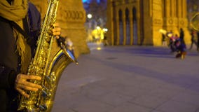 Παίζοντας μουσική saxophone μουσικών, συμπαθητική ρομαντική ατμόσφαιρα, ημερομηνία στην πόλη νύχτας απόθεμα βίντεο Παίζοντας μουσική saxophone μουσικών, συμπαθητική ρομαντική ατμόσφαιρα, ημερομηνία στην πόλη νύχτας απόθεμα βίντεο