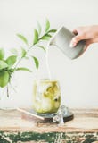 Παγωμένο matcha latte με τη χύνοντας fron στάμνα γάλακτος στο γυαλί στοκ φωτογραφίες Παγωμένο matcha latte με τη χύνοντας fron στάμνα γάλακτος στο γυαλί στοκ φωτογραφίες