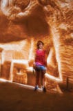 Παιδί Carrières de Lumières, μια οπτικοακουστική επίδειξη που εκτελείται σε ένα παλαιό ορυχείο ασβεστόλιθων, κοντά στην baux-de στοκ φωτογραφία με δικαίωμα ελεύθερης χρήσης Παιδί Carrières de Lumières, μια οπτικοακουστική επίδειξη που εκτελείται σε ένα παλαιό ορυχείο ασβεστόλιθων, κοντά στην baux-de στοκ φωτογραφία με δικαίωμα ελεύθερης χρήσης