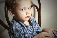 Παιδί. Λυπημένο μικρό παιδί. Μόδα Children.Emotion στοκ εικόνες Παιδί. Λυπημένο μικρό παιδί. Μόδα Children.Emotion στοκ εικόνες