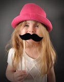 Παιδί με τη μεταμφίεση Mustache διασκέδασης στοκ φωτογραφία Παιδί με τη μεταμφίεση Mustache διασκέδασης στοκ φωτογραφία