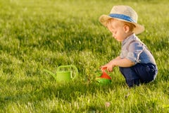 Παιδί μικρών παιδιών υπαίθρια Το αγοράκι ενός έτους βρεφών που φορά το καπέλο αχύρου που χρησιμοποιεί το πότισμα μπορεί Στοκ φωτογραφίες με δικαίωμα ελεύθερης χρήσης Παιδί μικρών παιδιών υπαίθρια Το αγοράκι ενός έτους βρεφών που φορά το καπέλο αχύρου που χρησιμοποιεί το πότισμα μπορεί Στοκ φωτογραφίες με δικαίωμα ελεύθερης χρήσης