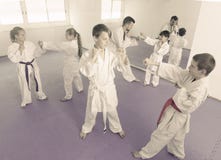 Παιδιά που εκπαιδεύουν ανά τα ζευγάρια στοκ φωτογραφίες Παιδιά που εκπαιδεύουν ανά τα ζευγάρια στοκ φωτογραφίες