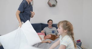 Παιδιά που παλεύουν με την πάλη στο κρεβάτι γονέων, ευτυχής οικογενειακή διασκέδαση το πρωί στο σπίτι απόθεμα βίντεο Παιδιά που παλεύουν με την πάλη στο κρεβάτι γονέων, ευτυχής οικογενειακή διασκέδαση το πρωί στο σπίτι απόθεμα βίντεο